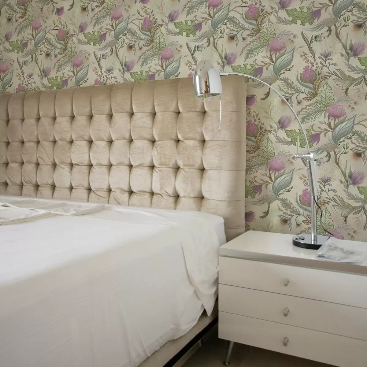 Papier peint Bourgeons de lilas et verdure délicate sur fond crème a00930v2