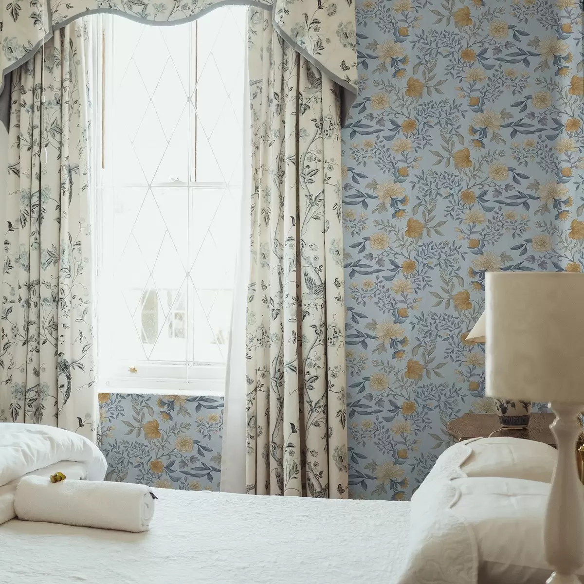 Papier peint Fleurs jaunes et bleues avec des feuilles sur fond bleu ciel a00934