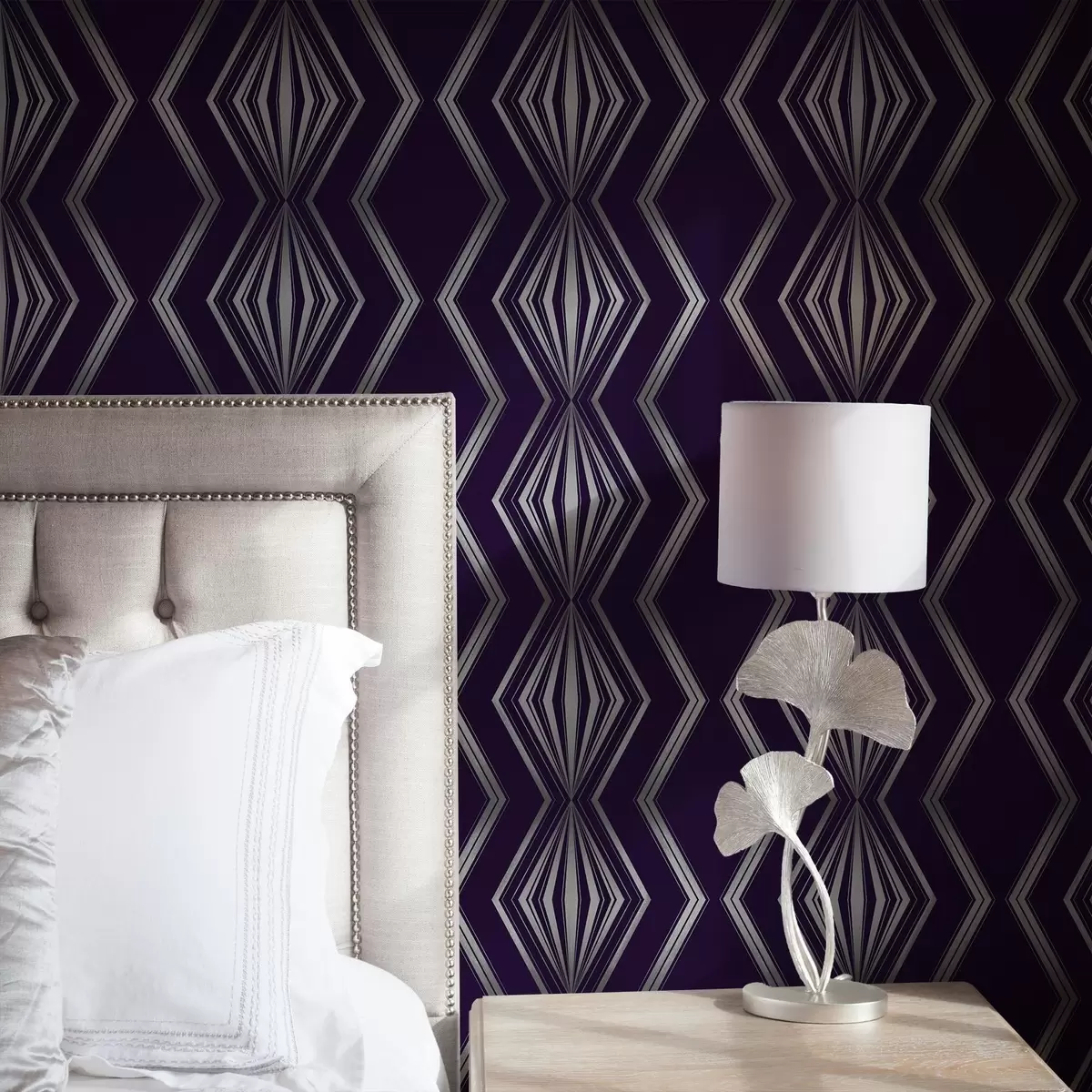 Wallpaper Rich violet background with diamonds and grey zigzag lines a00974v1