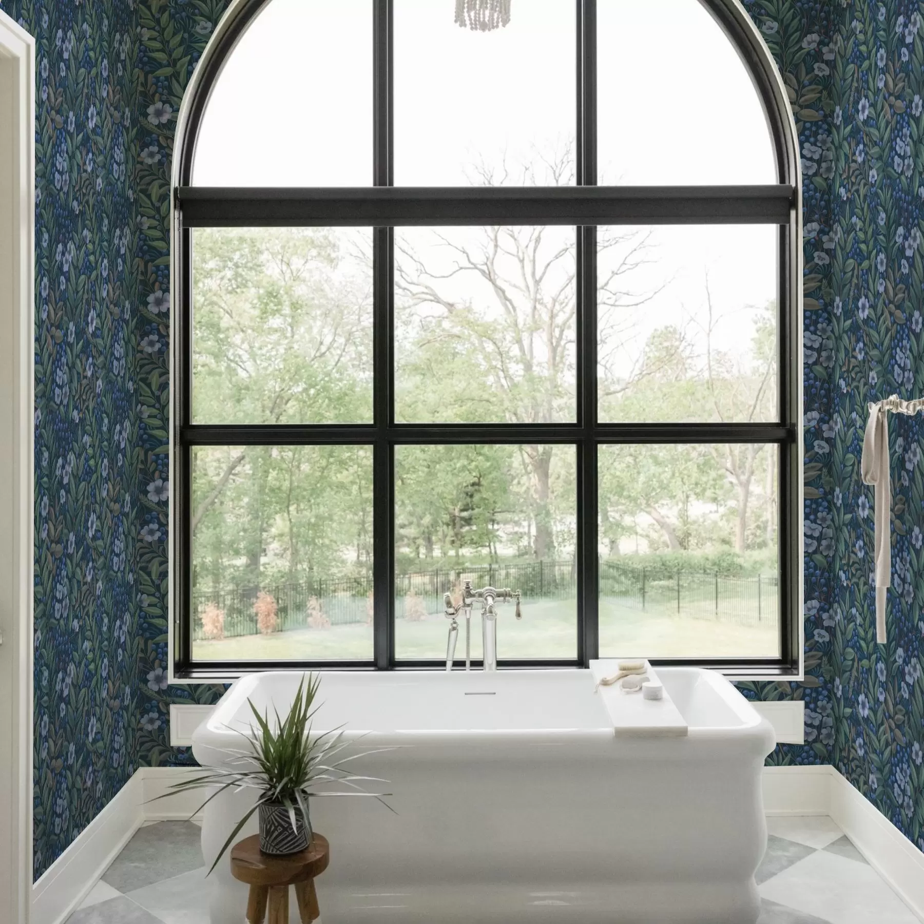 murales Bayas azul medianoche y flores blancas en un follaje denso. a00994