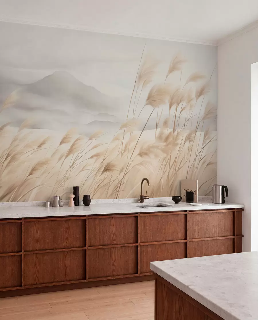 peintures murales Paysage montagneux texturé avec de hautes herbes sèches sous un ciel brumeux w09649
