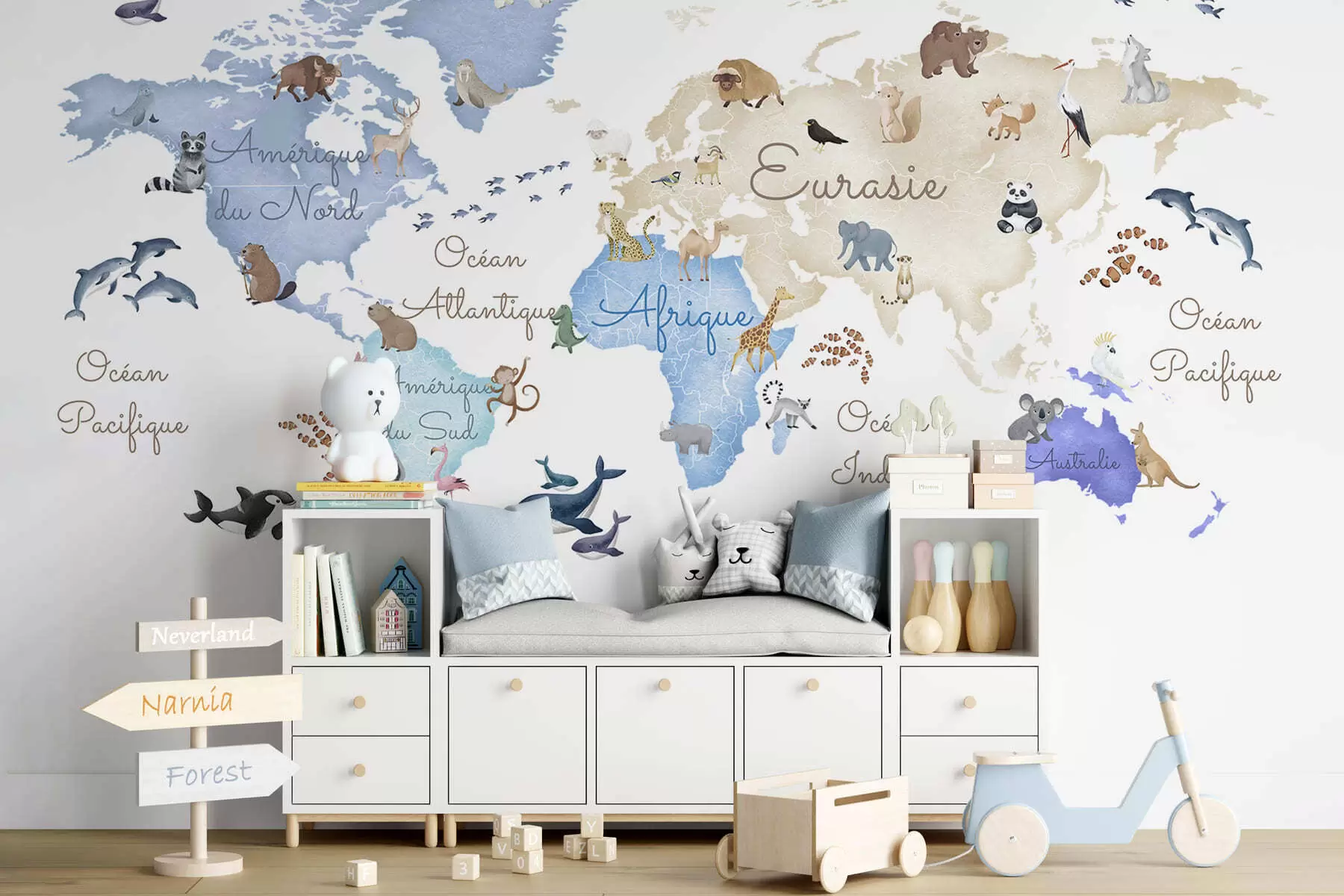 murales Un mapa azul de estilo acuarela con animales. Etiquetas en francés c00012frv1