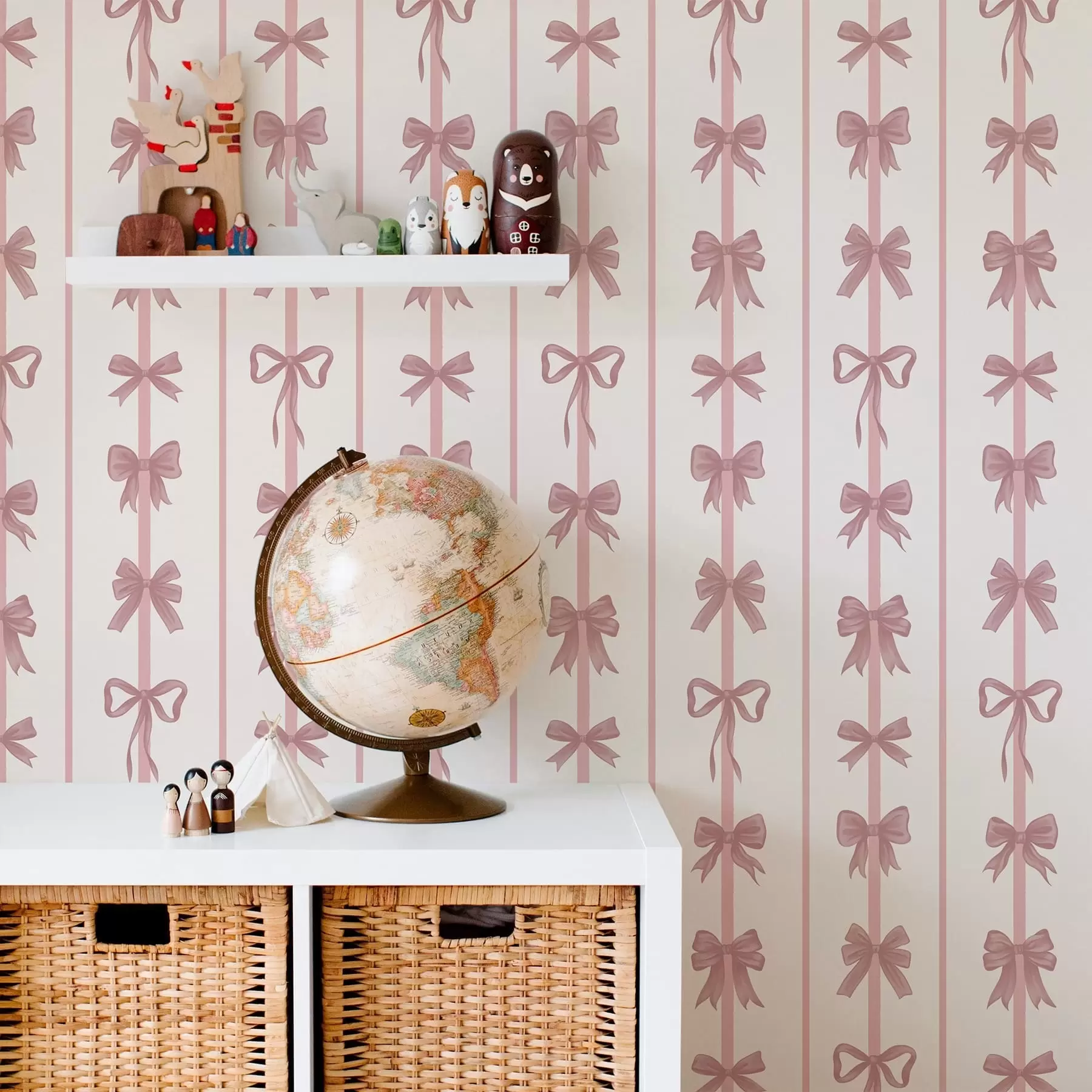 murales Lazos rosas en rayas verticales sobre un fondo claro a01075