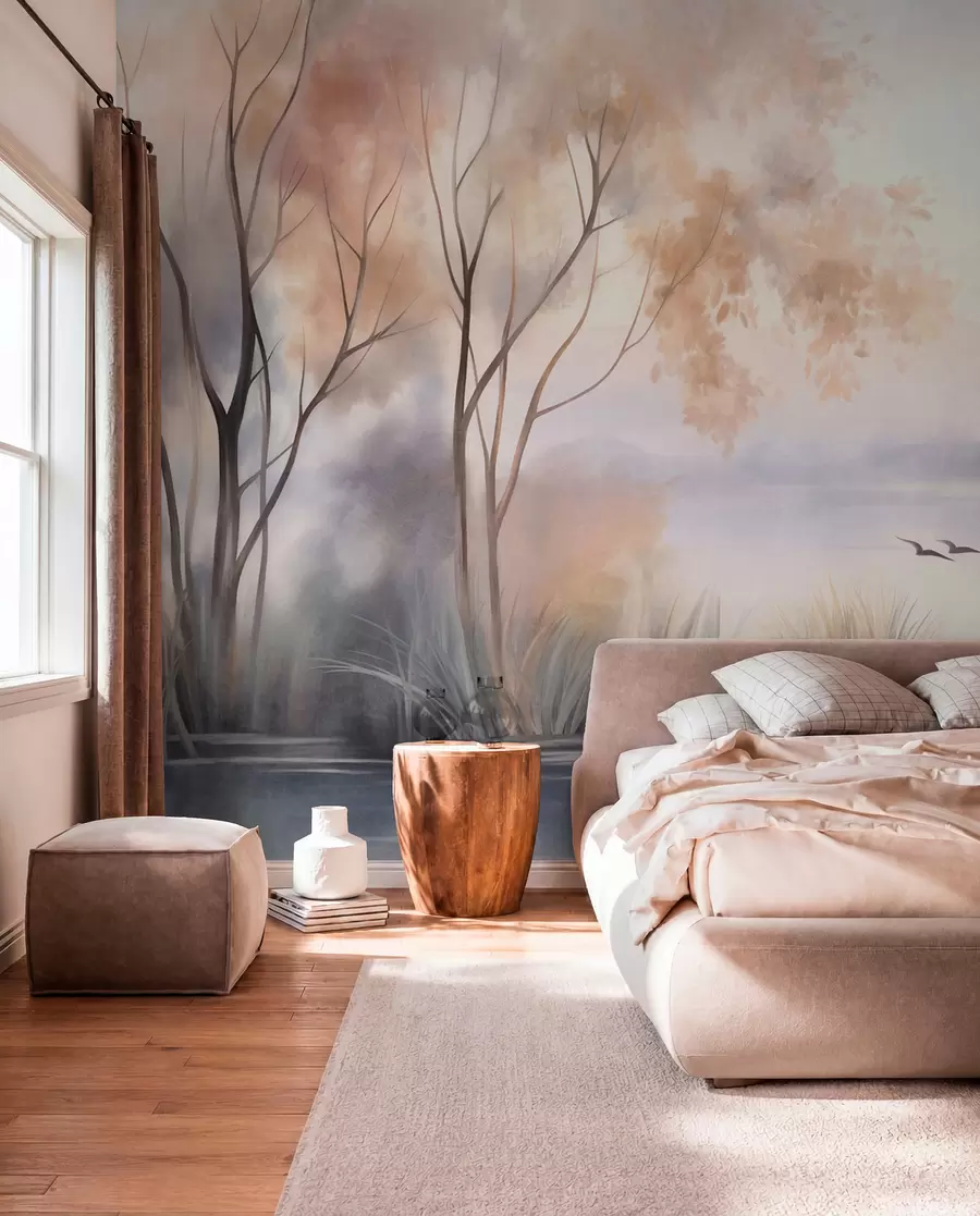 peintures murales Paysage : un lac brumeux parsemé d'arbres et de roseaux, avec des oiseaux en vol, dans un style aquarelle texturé w09866