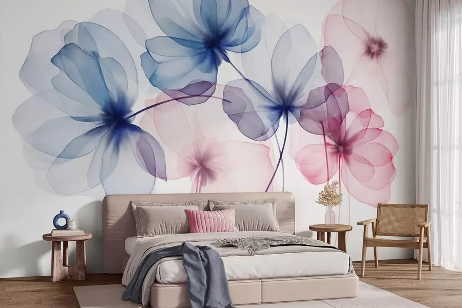 peintures murales Fleurs bleues et roses translucides et texturées sur fond clair, dont les pétales délicats se chevauchent w09892