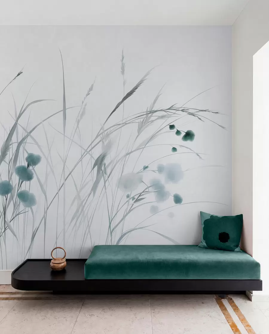 peintures murales De hautes herbes et de petites fleurs sauvages bleues sur un fond pâle, dans un style bohème texturé w09902v1