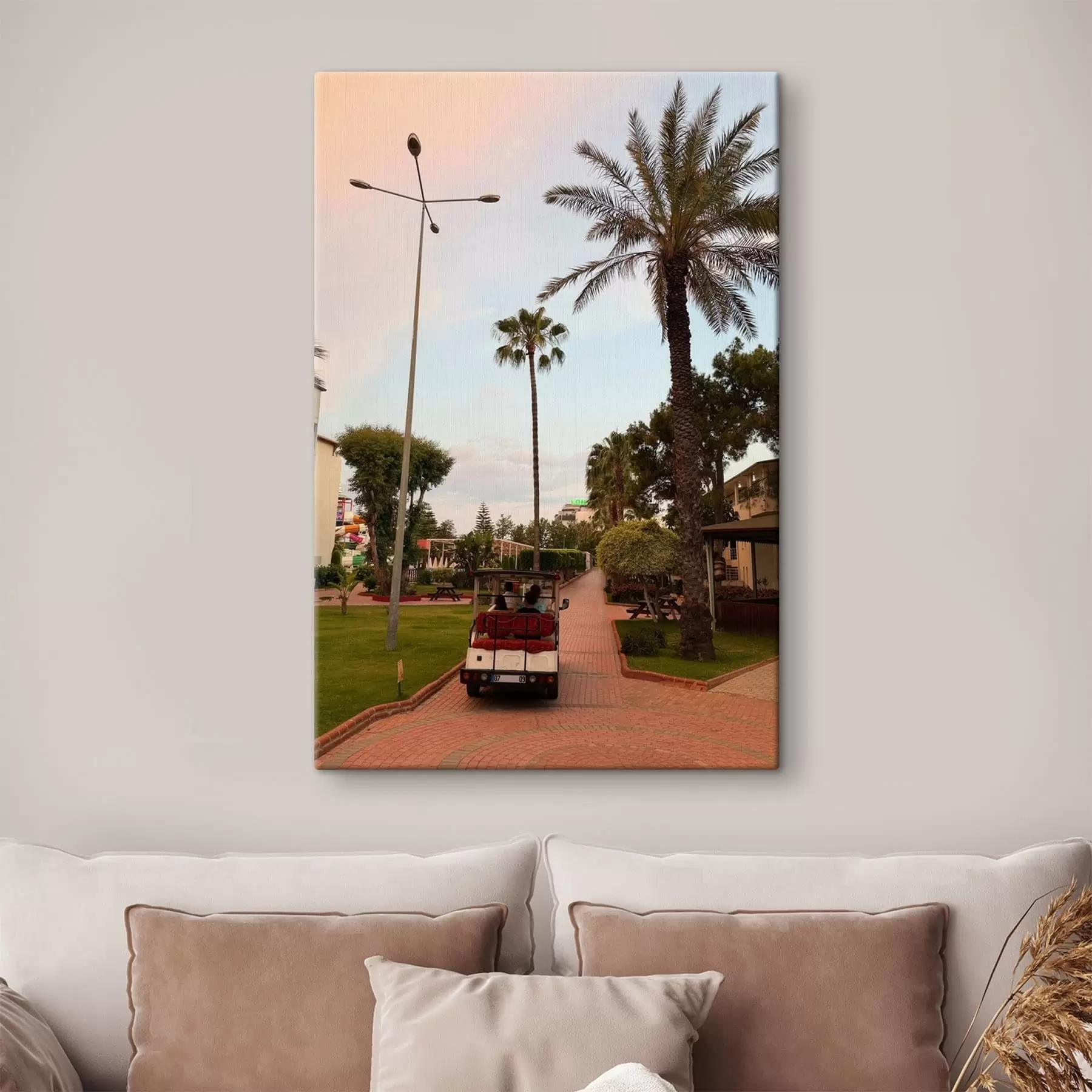 murales Pasarela del complejo turístico con palmeras y un carrito eléctrico s49695