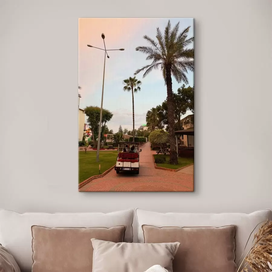 murales Pasarela del complejo turístico con palmeras y un carrito eléctrico s49695