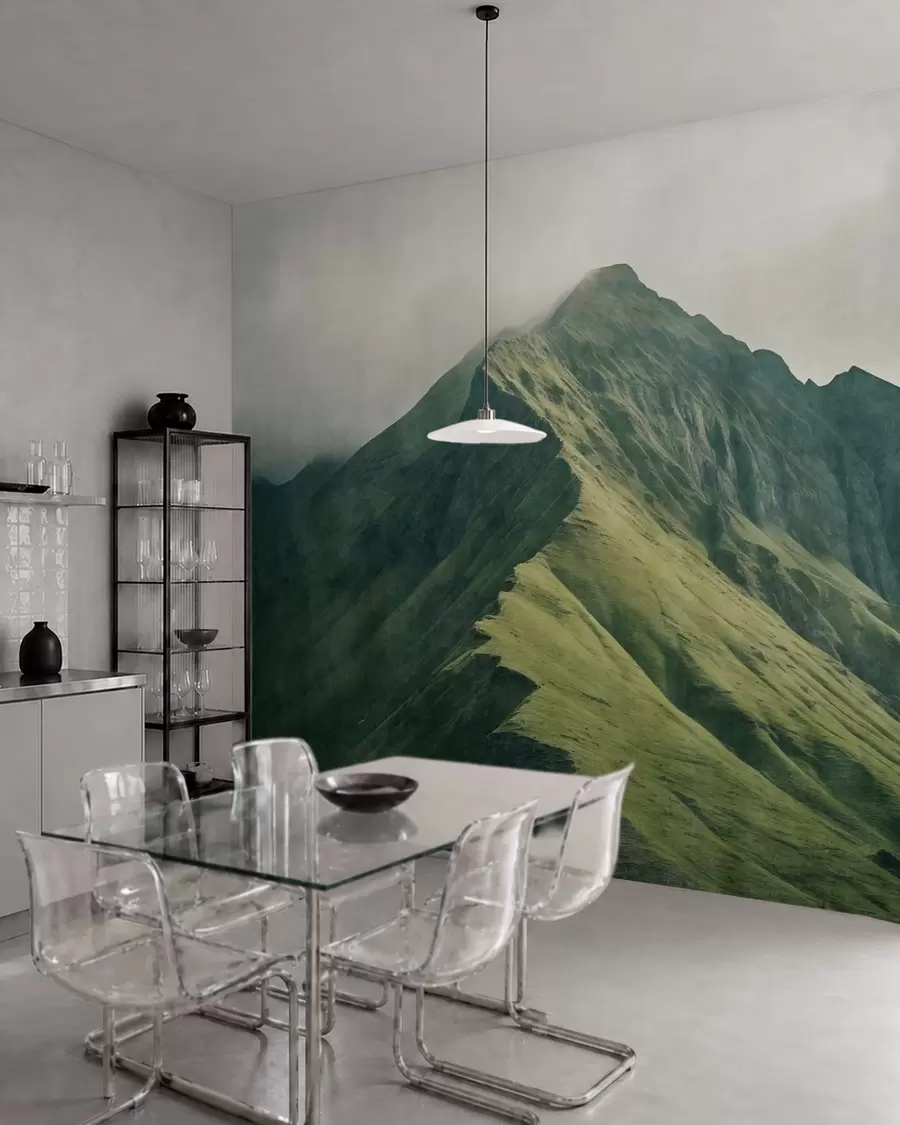 peintures murales Une montagne de malachite aux pentes verdoyantes, dont le sommet est enveloppé d'une brume légère w05820